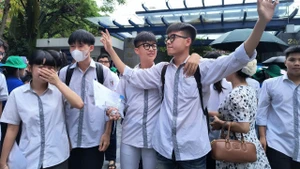 Thí sinh bày tỏ cảm xúc sau khi hoàn thành buổi thi môn Ngữ văn Kỳ thi tốt nghiệp THPT năm 2025, sáng 26/6 (Ảnh: HỒNG VÂN)