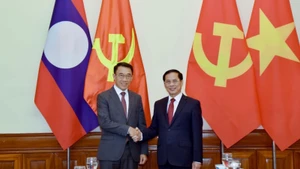 Phó Thủ tướng, Bộ trưởng Ngoại giao Bùi Thanh Sơn cùng quyền Trưởng ban Đối ngoại Trung ương Đảng Nhân dân Cách mạng Lào. (Ảnh: BNG)