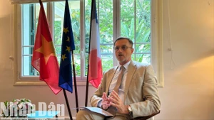 Đại sứ Cộng hòa Pháp tại Việt Nam Olivier Brochet trả lời phỏng vấn báo Nhân Dân. (Ảnh: HẢI YẾN)
