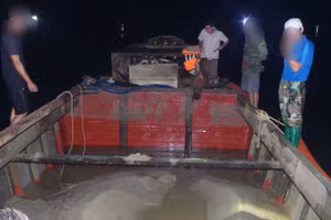 Các đối tượng khai thác cát trái phép bị lực lượng chức năng bắt quả tang. 