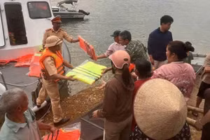 Đội Cảnh sát giao thông đường thủy số 3 - Phòng Cảnh sát giao thông tỉnh Phú Thọ (PC08) đã phát tặng áo phao cho bà con vực lòng hồ Hòa Bình.