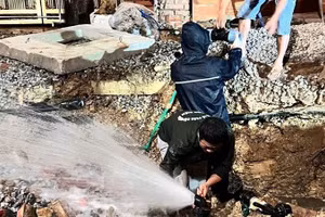 Công nhân Công ty Cổ phần cấp nước Điện Biên khắc phục sự cố làm hỏng đường nước trên địa bàn phường Điện Biên Phủ, tỉnh Điện Biên.