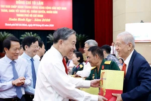 Tổng Bí thư Tô Lâm tặng quà cho gia đình chính sách, người có công. (Ảnh: TTXVN)
