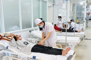 Thăm khám bệnh nhân tại Bệnh viện đa khoa Trung tâm tỉnh Gia Lai.