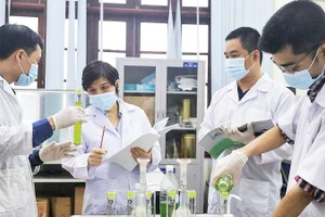 Giáo sư, Tiến sĩ Vũ Thị Thu Hà cùng nhóm nghiên cứu tại Phòng thí nghiệm trọng điểm Công nghệ Lọc, Hóa dầu.