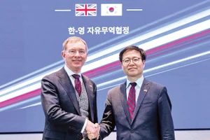 Các quan chức thương mại Anh và Hàn Quốc gặp gỡ tại Luân Đôn. (Ảnh: BỘ KINH DOANH VÀ THƯƠNG MẠI ANH)