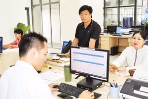 Giải quyết thủ tục hành chính tại Trung tâm Phục vụ hành chính công xã Long Thành, thành phố Đồng Nai. (Ảnh: THIÊN VƯƠNG)