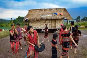Một hoạt động sinh hoạt văn hóa truyền thống của người Tà Ôi. (Ảnh: THÀNH ĐẠT)