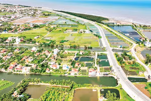 Tuyến đường bộ mới Nam Định-Lạc Quần - đường bộ ven biển đoạn qua xã Hải Quang. (Ảnh: VIẾT DƯ)