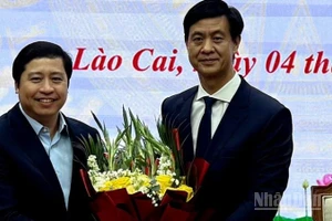 Đồng chí Đỗ Quốc Huy, Ủy viên Trung ương Đảng, Bí thư Tỉnh ủy tặng hoa chúc mừng tân Phó Chủ tịch Ủy ban nhân dân tỉnh Phan Trung Bá. (Ảnh: THANH SƠN)