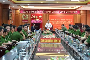 Thường trực Tỉnh ủy Sơn La tổ chức biểu dương, khen thưởng tập thể, cá nhân có thành tích xuất sắc trong đấu tranh Chuyên án “Mua bán, vận chuyển trái phép chất ma túy qua biên giới”.