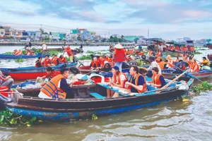 Trải nghiệm ẩm thực chợ nổi Cái Răng (Cần Thơ) hấp dẫn du khách trong nước và quốc tế.