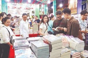 Lễ hội Đường sách Tết Bính Ngọ 2026 thu hút nhiều độc giả trẻ. (Ảnh: THÚY BÌNH)