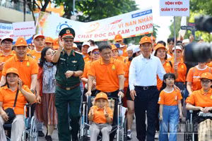 Đại biểu tham gia chương trình đi bộ "Vì nạn nhân chất độc da cam/dioxin". (Ảnh: TRỌNG ANH)