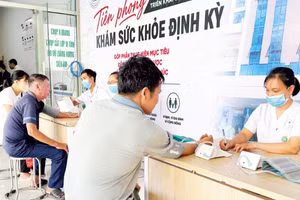 Người dân trên địa bàn thành phố Hà Nội tham gia khám sức khỏe định kỳ để phát hiện các bệnh không lây nhiễm. (Ảnh: THẮNG ĐẠT)
