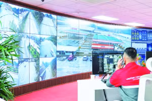 Kỹ thuật viên điều phối hoạt động kho bãi tại phòng điều hành NOC, Công viên logistics Viettel Lạng Sơn.