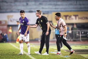 Huấn luyện viên Harry Kewell của Hà Nội FC chỉ đạo các cầu thủ trong một trận đấu. (Ảnh: VŨ PHONG)