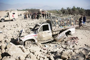 Hiện trường một vụ không kích ở Afghanistan. (Ảnh: TÂN HOA XÃ)