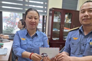 Anh Nguyễn Văn Việt - đại diện Tổ tàu SE6 bàn giao tập tiền của hành khách để quên trên tàu cho nhân viên ga Đồng Hới.