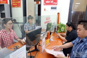 Công chức xã Chi Lăng, tỉnh Lạng Sơn giải quyết thủ tục hành chính cho nhân dân.