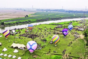 Không gian cắm trại kết hợp trình diễn khinh khí cầu bên dòng sông Cà Lồ.