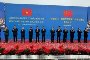 Đại biểu hai địa phương Quảng Ninh (Việt Nam) và Khu tự trị dân tộc Choang Quảng Tây (Trung Quốc) cùng khởi động dự án xây dựng thí điểm cửa khẩu thông minh tại cặp cửa khẩu quốc tế Móng Cái-Đông Hưng.