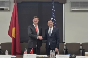 Thứ trưởng Đặng Hoàng Giang và quyền Trợ lý Ngoại trưởng Mỹ Fleet White. (Ảnh: Bộ Ngoại giao cung cấp)