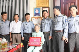 Tặng quà tri ân Mẹ Việt Nam Anh hùng.