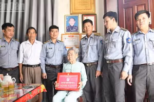 Tặng quà tri ân Mẹ Việt Nam Anh hùng.