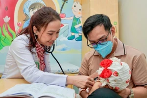 Trẻ nhỏ được thăm khám về hô hấp tại Bệnh viện Đại học Y dược Thành phố Hồ Chí Minh.