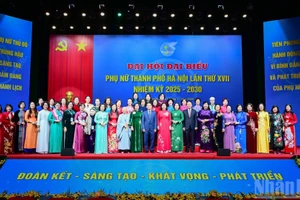 Lãnh đạo Hội Liên hiệp Phụ nữ Việt Nam, thành phố Hà Nội chụp ảnh lưu niệm với các đại biểu tham dự Đại hội.