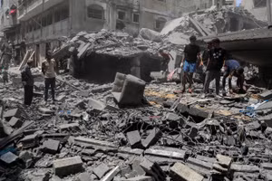 Cảnh đổ nát sau cuộc không kích của Israel tại Al-Rimal, Gaza. (Ảnh: THX/TTXVN)