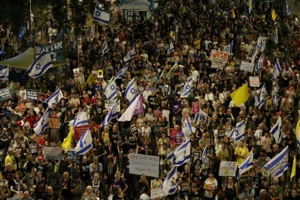 Người dân tham gia biểu tình tại Tel Aviv, Israel, ngày 16/8/2025, kêu gọi chấm dứt xung đột ở Gaza. (Ảnh: Anadolu Agency/TTXVN)