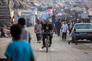 Người dân tại trại tị nạn ở Gaza. (Ảnh:THX/TTXVN)