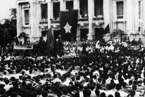 Sáng 19/8/1945, hàng chục vạn người dân ở Hà Nội và các tỉnh lân cận theo các ngả đường kéo về quảng trường Nhà hát lớn Hà Nội dự cuộc mít tinh lớn chưa từng có của quần chúng cách mạng, hưởng ứng cuộc Tổng khởi nghĩa giành chính quyền. (Ảnh: Tư liệu TTXVN)