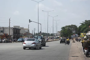 Quang cảnh đường phố tại Cotonou, Benin, ngày 7/12/2025. (Ảnh: THX/TTXVN)