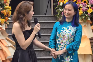 Họa sĩ Trần Phương Ly (trái) và họa sĩ Trang Thanh Hiền tại buổi khai mạc triển lãm.