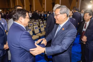 Thủ tướng Phạm Minh Chính và Thủ tướng Trung Quốc Lý Cường tại phiên khai mạc. (Ảnh: NHẬT BẮC/VGP)