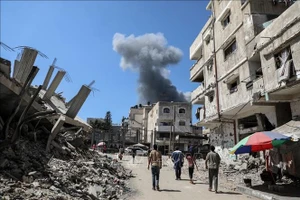 Khói bốc lên sau cuộc không kích của Israel xuống thành phố Gaza ngày 10/9/2025. (Ảnh: THX/TTXVN)