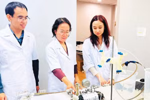 Giáo sư, Tiến sĩ Trần Thị Việt Nga (đứng giữa), Viện trưởng Viện Công nghệ cao Việt Nhật, Giảng viên cao cấp Khoa Kỹ thuật Môi trường, Trường đại học Xây dựng Hà Nội được trao tặng Giải thưởng Kovalevskaia năm 2025. (Ảnh: LÊ THÚY)