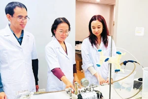 Giáo sư, Tiến sĩ Trần Thị Việt Nga (đứng giữa), Viện trưởng Viện Công nghệ cao Việt Nhật, Giảng viên cao cấp Khoa Kỹ thuật Môi trường, Trường đại học Xây dựng Hà Nội được trao tặng Giải thưởng Kovalevskaia năm 2025. (Ảnh: LÊ THÚY)