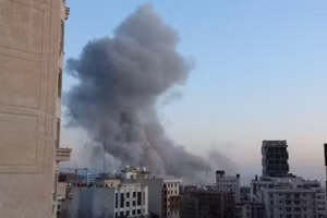 Khói bốc lên sau cuộc tấn công tại Tehran, Iran. (Ảnh: THX/TTXVN)