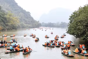 Ninh Bình đón hơn 2 triệu lượt khách du xuân Bính Ngọ, doanh thu ước đạt 2.406 tỷ đồng.