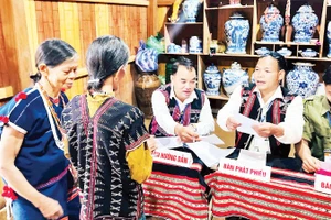 Cử tri thôn A’ur, xã Avương (Đà Nẵng) được đón tiếp và hướng dẫn thực hiện quyền bầu cử. (Ảnh: Ủy ban bầu cử Thành phố Đà Nẵng)