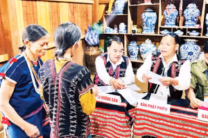 Cử tri thôn A’ur, xã Avương (Đà Nẵng) được đón tiếp và hướng dẫn thực hiện quyền bầu cử. (Ảnh: Ủy ban bầu cử Thành phố Đà Nẵng)