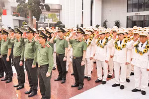 Lực lượng tham mưu Công an nhân dân dâng hoa tưởng niệm tại tượng đài Chủ tịch Hồ Chí Minh nhân dịp kỷ niệm 80 năm Ngày truyền thống. (Ảnh: CÔNG TUẤN)