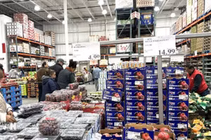 Người tiêu dùng chọn mua hoa quả tại một siêu thị ở bang Maryland. (Ảnh: Đoàn Hùng/TTXVN)