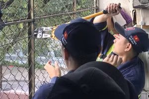 Cảnh sát Phòng cháy, chữa cháy phá dỡ lối thoát hiểm tại một căn hộ chung cư trên địa bàn phường.