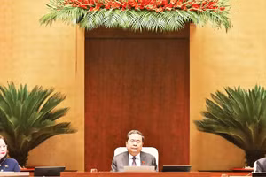 Chủ tịch Quốc hội Trần Thanh Mẫn và các Phó Chủ tịch Quốc hội chủ trì, điều hành phiên họp chiều 10/4. (Ảnh: THỦY NGUYÊN)