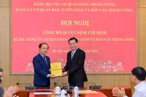 Đồng chí Nguyễn Long Hải trao Quyết định của Ban Thường vụ Đảng ủy các cơ quan Đảng Trung ương cho đồng chí Phạm Tất Thắng. (Ảnh: THẾ ĐẠI)